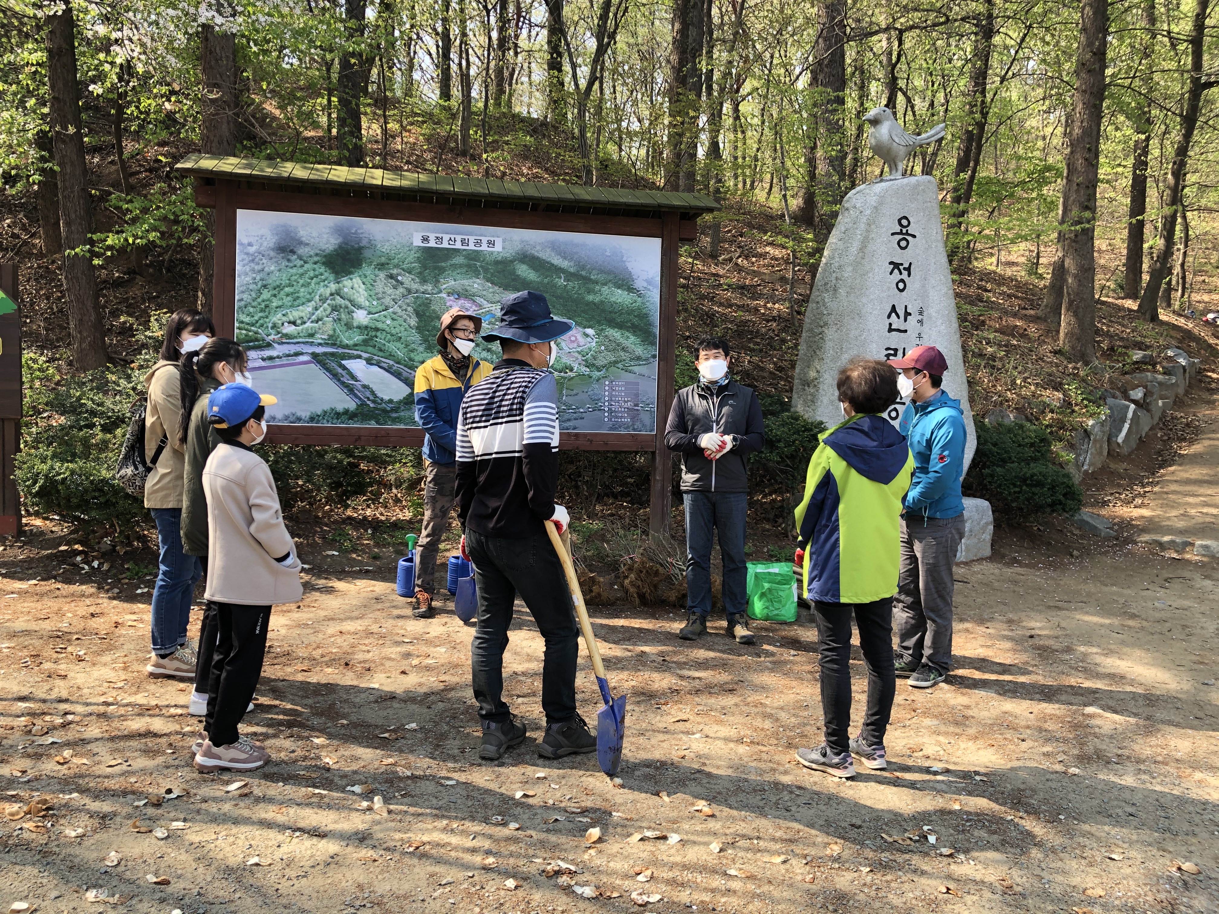 용정산림공원에서 나무심기 및 환경정화 활동을 하고 왔습니다.